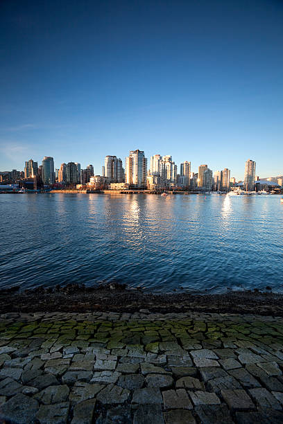 vancouver yaletown de frente para o mar - vertical color image vancouver sea - fotografias e filmes do acervo