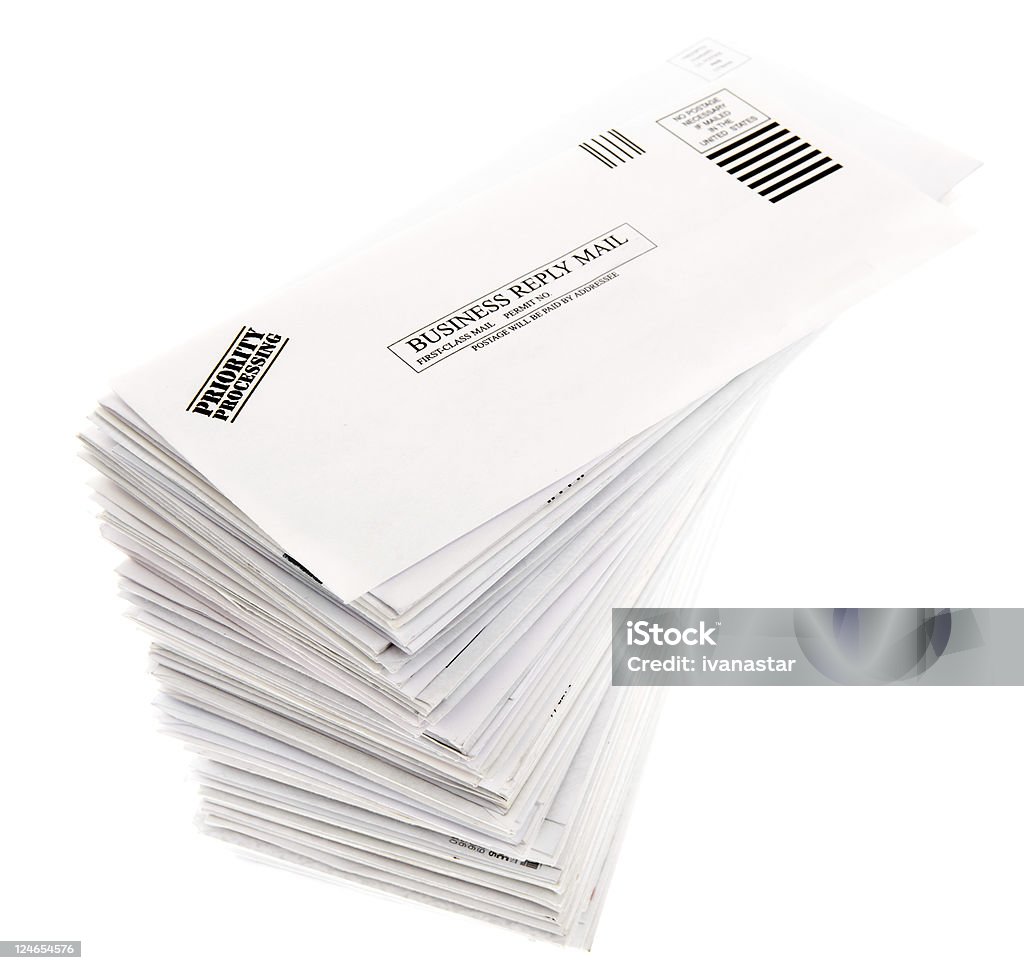 Pila de sobres y no retribuida facturas Aislado en blanco - Foto de stock de Correo publicitario libre de derechos
