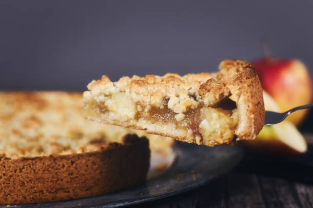 une seule tranche de tarte aux pommes européenne traditionnelle avec des crumbles de garniture sur le serveur de gâteau - cake pie apple pie apple photos et images de collection