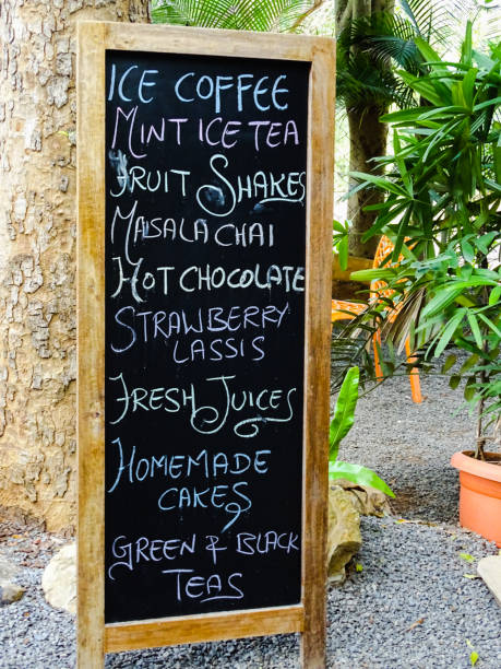 menu board all'esterno di un bar, che mostra il nome dei prodotti alimentari in vendita - cafe coffee shop sidewalk cafe menu foto e immagini stock