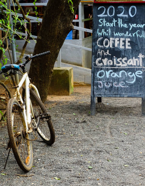 カフェの外のメニューボード、販売する食品の名前を表示 - cafe coffee shop sidewalk cafe menu ストックフォトと画像