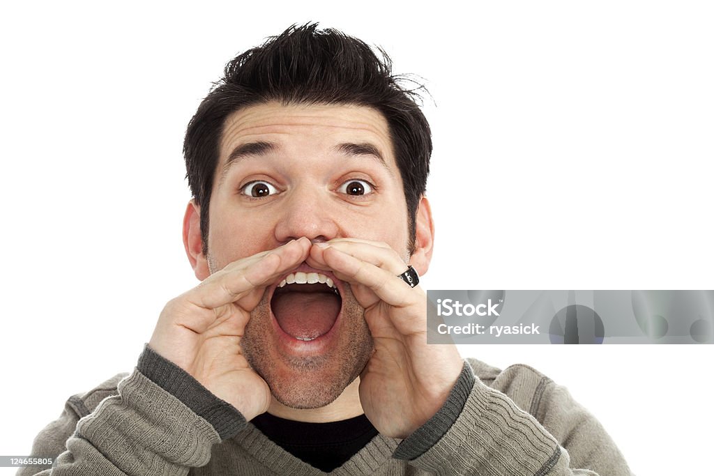 Homme criant avec les mains sur la bouche contenant du spectateur isolé - Photo de Adulte libre de droits