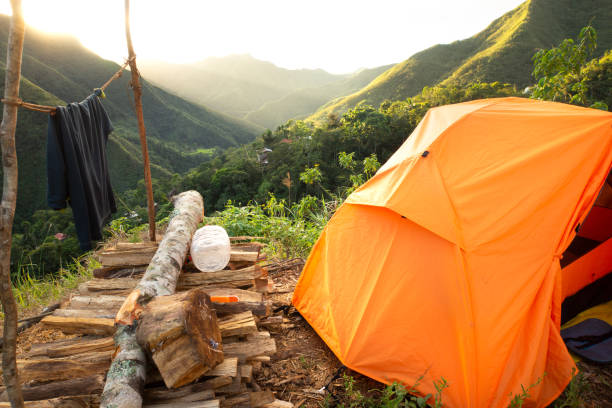 il campeggio sulle terrazze di riso batad - ifugao foto e immagini stock
