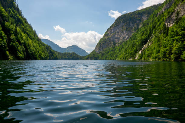 vue panoramique du légendaire lac toplitz, région d’ausseer land, styrie, autriche - water surface european alps mountain valley photos et images de collection