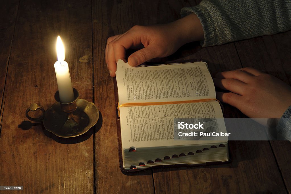 Святая Библия - Стоковые фото Библия роялти-фри