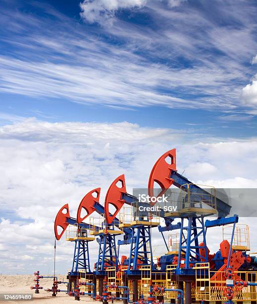 Campo Petrolífero Nublado - Fotografias de stock e mais imagens de Gasolina - Gasolina, Gás natural, Óleo