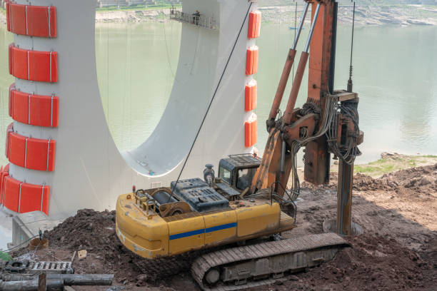 máquinas pesadas usadas para perfurar buracos no chão no canteiro de obras. detalhes de construção da ponte com máquina de perfuração rotativa. - hydraulic platform earth mover machine machine part - fotografias e filmes do acervo