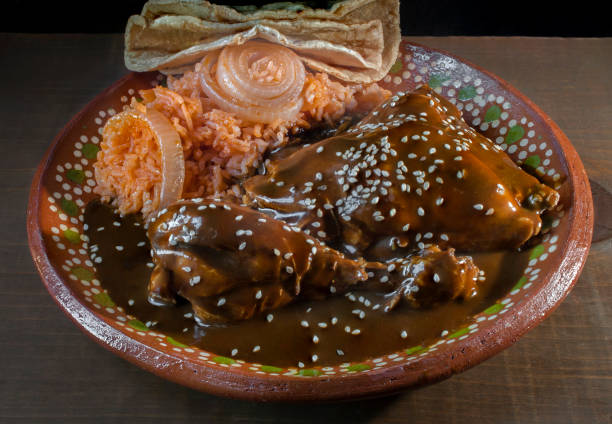 Мексиканская Еда Mole С Кунжутом На Вершине — стоковые фотографии и другие картинки Соус Моле Поблано - Соус Моле Поблано, Мексика, Культура Мексики - iStock