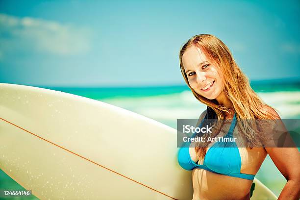 Foto de Surfista Perto Do Mar e mais fotos de stock de 20 Anos - 20 Anos, Acampamento de Férias, Adulto
