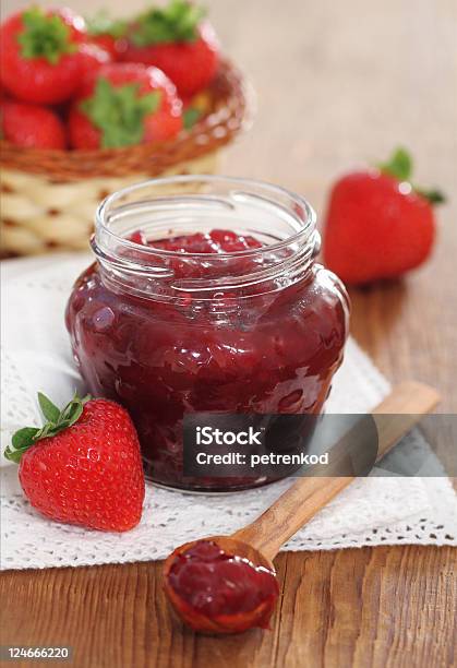 Strawberry Jam Und Frische Erdbeeren Stockfoto und mehr Bilder von Beere - Obst - Beere - Obst, Dessert, Einmachglas