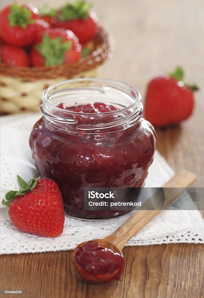 Confiture de fraises et fraises fraîches - Photo de Aliment libre de droits