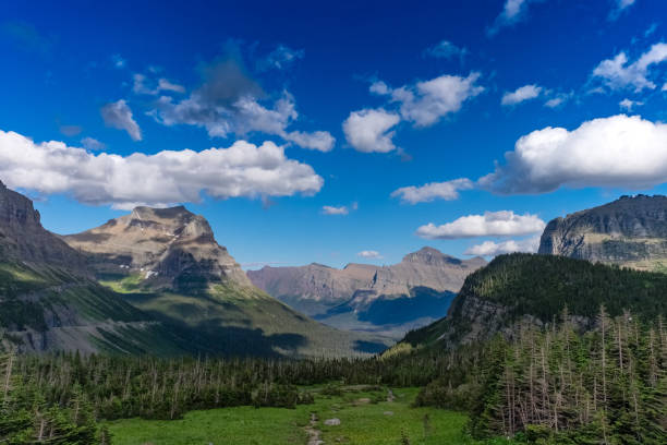 виды из going to the sun road в национальном парке ледник - continental divide trail стоковые фото и изображения