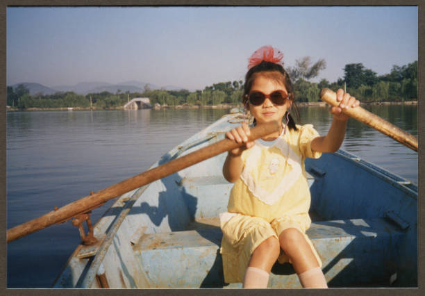 1980年代中国の小さな女の子の実生活の写真 - 1988 ストックフォトと画像