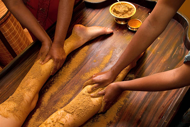 масло традиционный индийский аюрведический массаж стоп - ayurveda стоковые фото и изображения