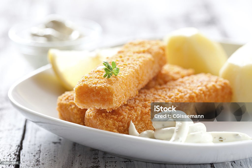 Bâtonnets de poisson avec des pommes de terre - Photo de Bâtonnet de poisson libre de droits