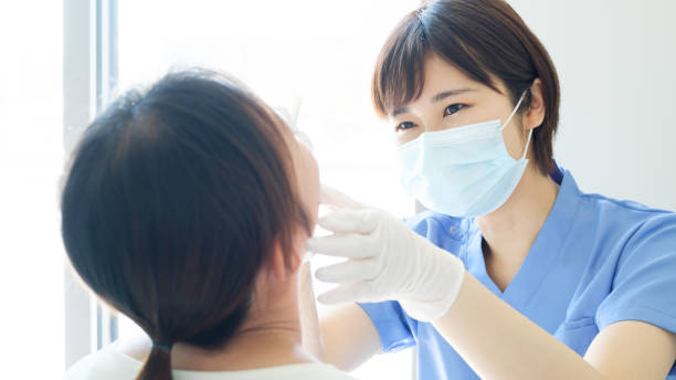 病院でのアジアの医師の健康診断 - dental assistent ストックフォトと画像