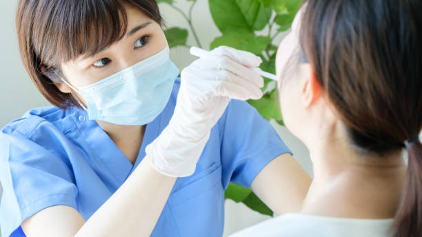 visita medica medico asiatico in ospedale - dentist family doctor dental hygiene foto e immagini stock
