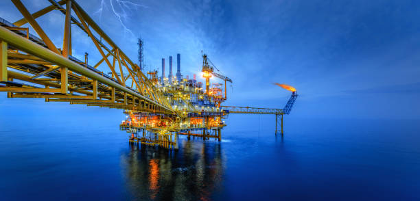 offshore jack up rig - oil rig sea drilling rig sunset fotografías e imágenes de stock