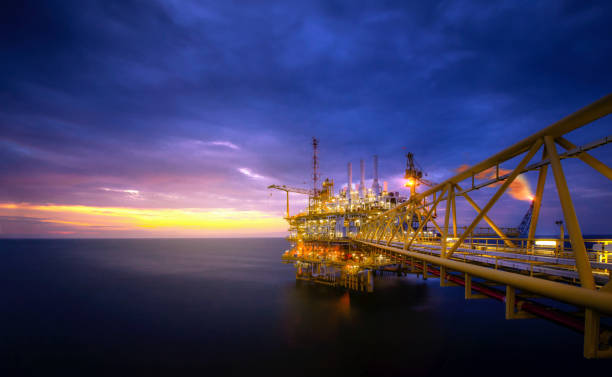 offshore jack up rig - derrick crane drilling rig well sky imagens e fotografias de stock