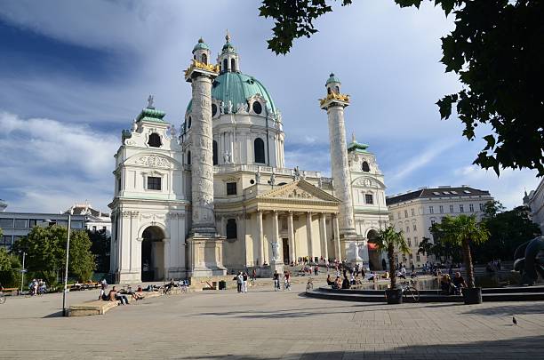 chiesa di san carlo - karlsplatz foto e immagini stock