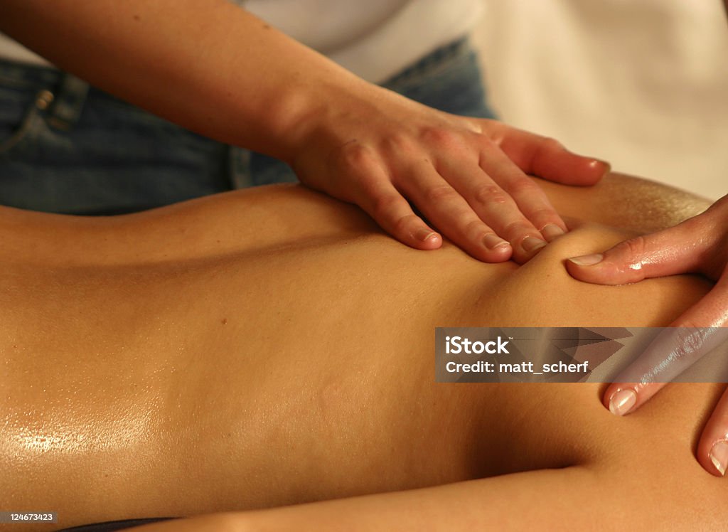 Massaggio alla schiena - Foto stock royalty-free di Benessere