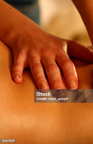 Plano Aproximado De Massagem - Fotografias de stock e mais imagens de Costas - Costas, Massajar, Bem-estar