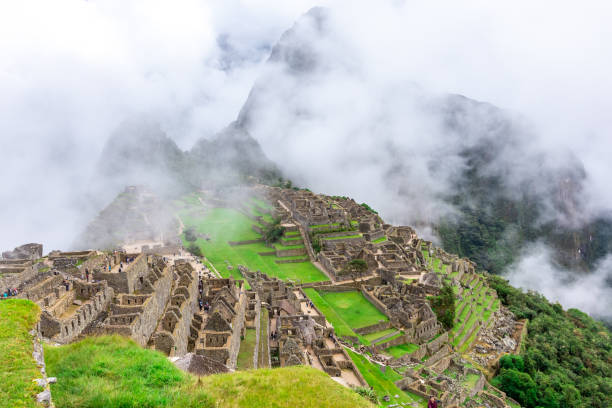 machu picchu, un sanctuaire historique péruvien et un site du patrimoine mondial de l’unesco. l’une des sept nouvelles merveilles du monde - new seven wonders of the world photos et images de collection