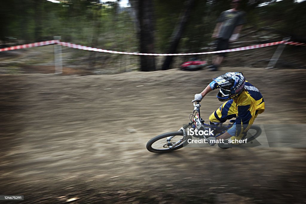 Collina di discesa in Mountain bike - Foto stock royalty-free di Gara sportiva
