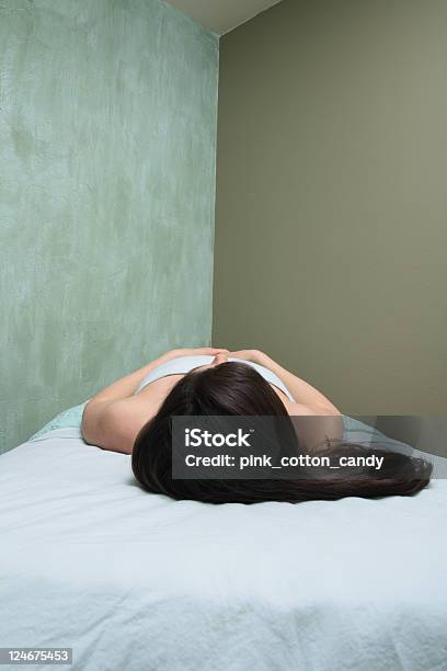 À Espera - Fotografias de stock e mais imagens de Adulto - Adulto, Articulação humana, Cabelo Comprido