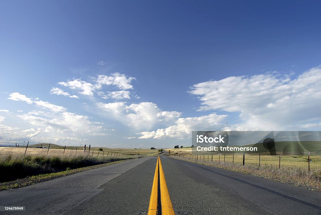 Rural Lane Road dois - Foto de stock de Amarelo royalty-free