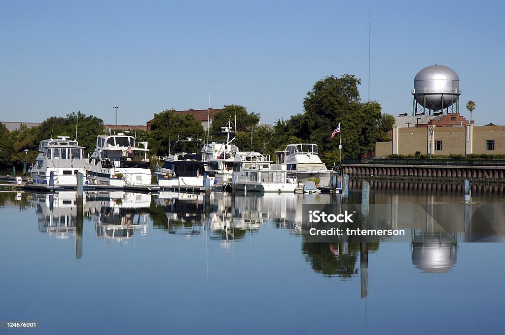 Łódka Dock Odbicie - Zbiór zdjęć royalty-free (Stockton - Stan Kalifornia)