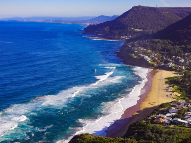 vista panorâmica de stanwell park beach sydney austrália em um dia ensolarado de inverno ondas de céu azul na areia - beach park - fotografias e filmes do acervo