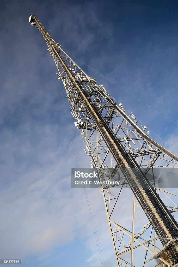 RIgger escalada TV/Radio tower - Foto de stock de Comunicação royalty-free