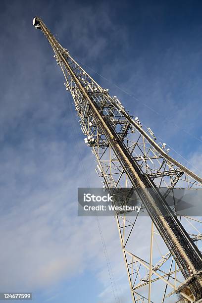 Escalada Rigger Tv Rádio Tower - Fotografias de stock e mais imagens de Comunicação - Comunicação, Torre de Comunicações, 3G