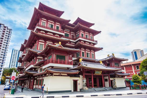 singapore - nov, 20 2016: buddha tooth relic temple in chinatown, the temple is based on the tang dynasty architectural style and built to house the tooth relic of the buddha - dragon china singapore temple imagens e fotografias de stock