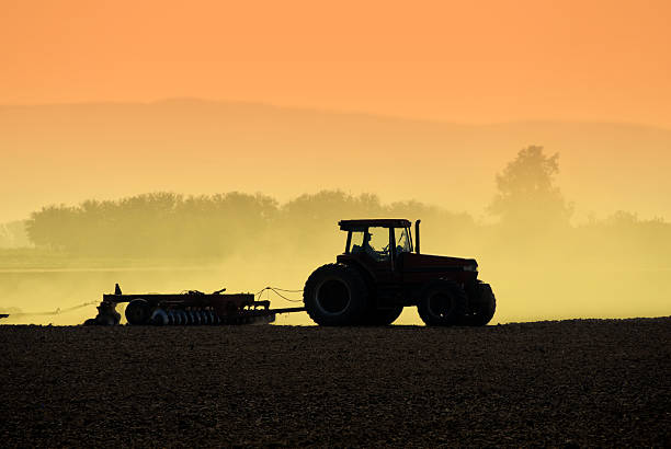 トラクターシルエット - san joaquin valley ストックフォトと画像