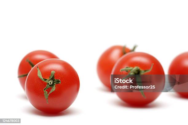 Foto de Tomates e mais fotos de stock de Alimentação Saudável - Alimentação Saudável, Beleza natural - Natureza, Caule