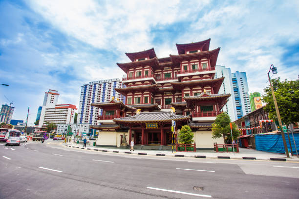 singapore - nov, 20 2016: buddha tooth relic temple in chinatown, the temple is based on the tang dynasty architectural style and built to house the tooth relic of the buddha - dragon china singapore temple imagens e fotografias de stock