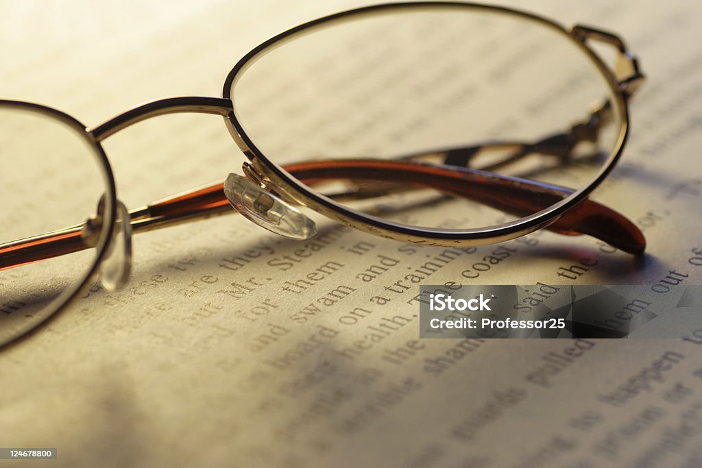 Abra o livro e Óculos de leitura - Royalty-free Aberto Foto de stock