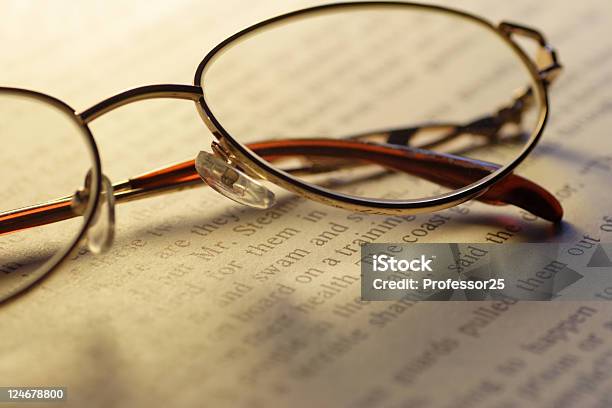 Abra O Livro E Óculos De Leitura - Fotografias de stock e mais imagens de Aberto - Aberto, Abrir, Aprender