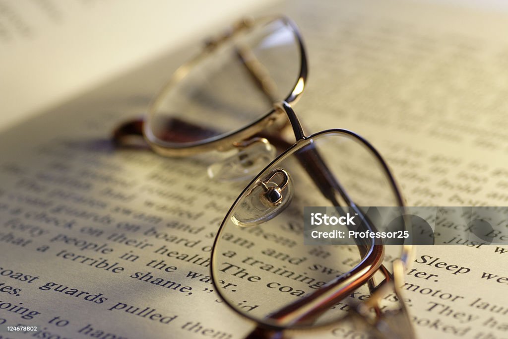 Aprire libro e occhiali da lettura - Foto stock royalty-free di Affari