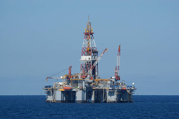 plataforma de perfuraç�ão semissubmersível. da costa de estação petrolífera - oil rig sea oil well oil drill - fotografias e filmes do acervo