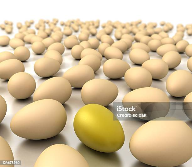 Encontre Ovo Dourado - Fotografias de stock e mais imagens de Branco - Branco, Conceito, Contraste