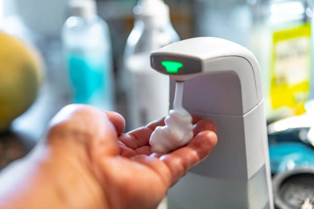 dispensador automático de jabón - liquid soap fotografías e imágenes de stock