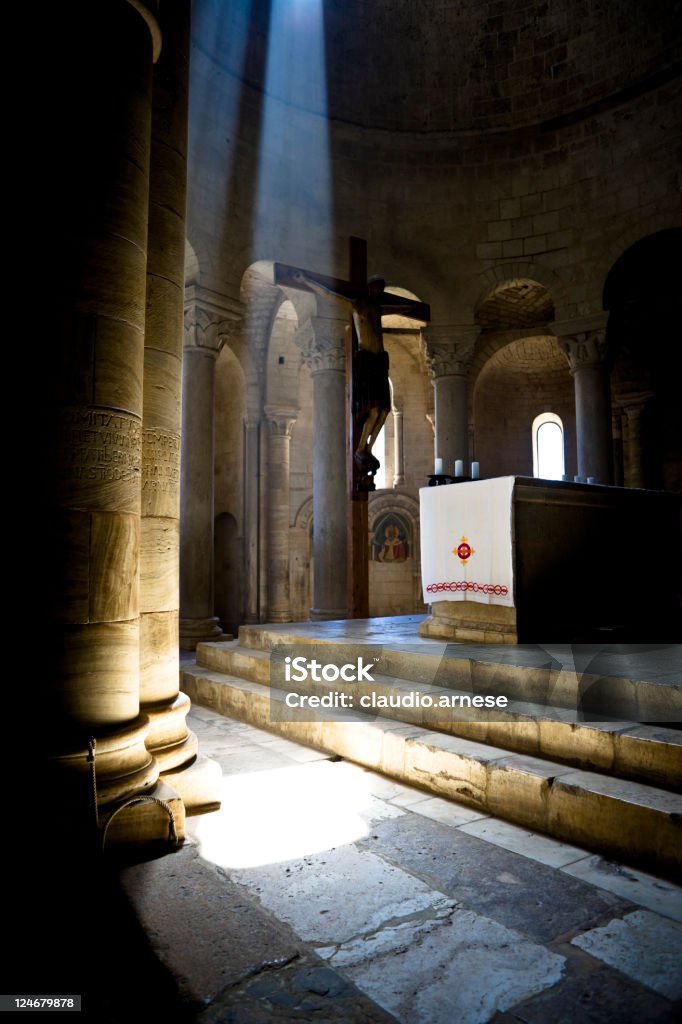 Abbazia di Sant'Antimo. Immagine a colori - Foto stock royalty-free di Ambientazione interna