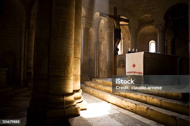 Abadia De Santantimo Imagem A Cores - Fotografias de stock e mais imagens de Abadia - Abadia, Abadia de Sant'antimo, Altar