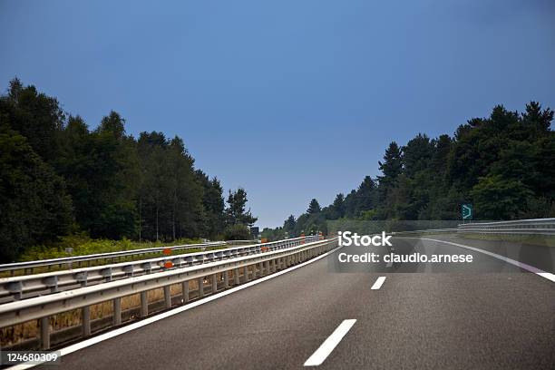 Vuoto Autostrada A Corsie Multiple Con Curva Immagine A Colori - Fotografie stock e altre immagini di Asfalto