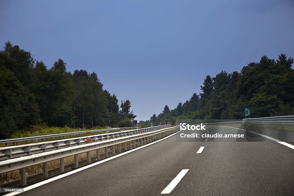 Auto-estrada vazia com final da curva. Imagem a cores - Foto de stock de Autoestrada royalty-free
