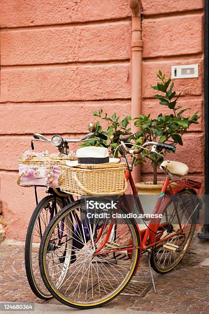 Due In Bicicletta Con Cestino Immagine A Colori - Fotografie stock e altre immagini di Bicicletta - Bicicletta, Ciclismo, Due oggetti