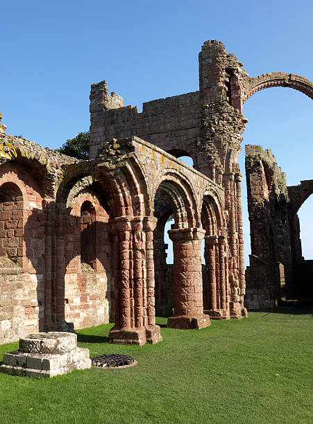 линдисфарн монастырь - lindisfarne стоковые фото и изображения